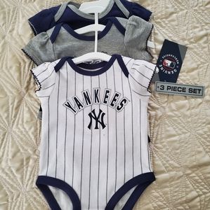 0-3m baby girls 3 peice Yankees bodysuit